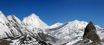 Il Mesokanto La, 5127 m, sullo sfondo la parete nord del Dhaulagiri