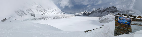 La sponda meridionale del lago di Tilicho col lodge Real View Tilicho (chiuso a maggio)