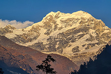 Il Thulagi Chuli, 7059 m, al tramonto