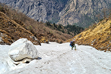 In discesa dal passo Tripple sul nevaio