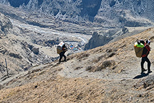 Portatori in salita verso il Passo di Phu