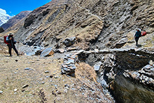 Pericoloso ponticello sul Loha Khola