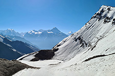 Laghetto gelato sotto il passo Kang 