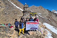 Celebrazione dei portatori di Prem Rai al passo Kang