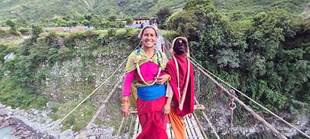 Donna nepalese su ponte tibetano