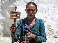 Signora con ruota di preghiera