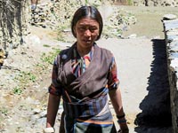 Signora al vecchio gompa di Bhijer