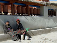 Vecchie in una via di Lo Manthang