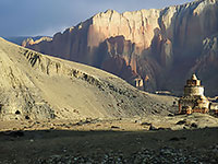 Chorten all'inizio della falesia di Dhakmar