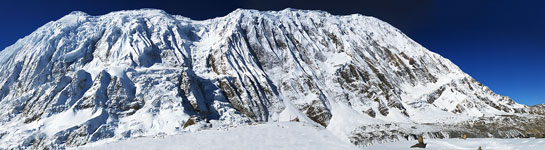 Picco Tilicho dalla sponda sud dell'omonimo lago