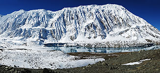 La sponda est del lago Tilicho