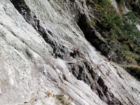 Frana sul sentiero per Olangjungchola