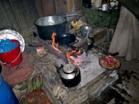 La cucina di un lodge di Lhonak