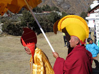 Il lama supremo viene scortato fuori