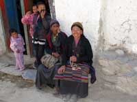 Signore in strada a Lo Mantang