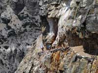 Sentiero scavato nella roccia verso Phu