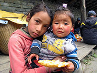 Bambine al gompa di Koto
