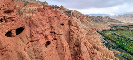 Caves sulla falaesia di Dhakmar