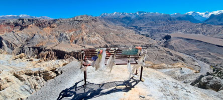 Panchina donata da una coppia di turisti in un punto panoramico sopra Dhi Gaon