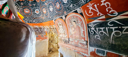 Interno della grotta affrescata di Yara Tasi Kabun