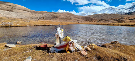Uno dei tre laghetti sacri di Damodar Kund, 4960 m