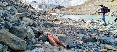Sadu indiano mummificato, probabilmente morto di stenti nei pressi del fronte del ghiacciaio Khumjungar
