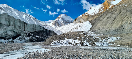 Il fronte, a 5350 m, del ghiacciaio Khumjungar che scende dal Saribung La