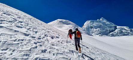 Avvicinamento al Saribung La risalendo il ghiacciaio Khumjungar, sulla dx il Chhib Himal