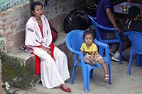 Signora con figlia a Soti Khola