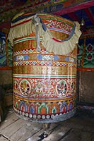 Ruota di preghiera nel gompa in rovina di Chumling
