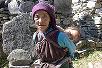 Signora con bambino a Chekampar