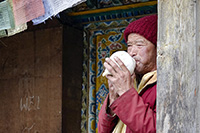 Monaco suona una conchiglia a Mu gompa