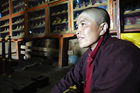 Monaca all'interno del gompa di Gonhgye