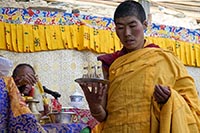 Monaca offerente al gompa di Gonhgye