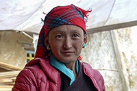 Signora che assiste alla cerimonia presso il gompa di Gonhgye