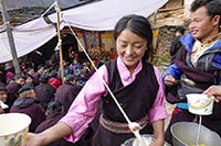 Distribuzione thè al gompa di Gonhgye