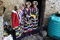 Signore in costume tradizionale al gompa di Gonhgye
