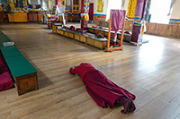 Monaca prostrata al gompa di Rachen