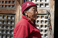 Monaca al vecchio gompa di Rachen