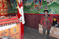 Fedele al minuscolo gompa di Chhokang