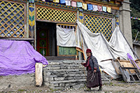Vecchia mentre circumambula il gompa di Langdang
