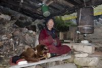 Vecchio monaco presso il gompa di Langdang