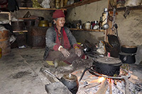 Vecchia monaca presso il gompa di Langdang