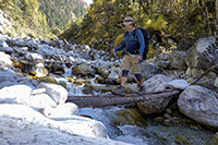 Francesco mentre attraversa un ponticello sul torrente Langdang