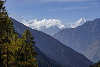 Oltre la valle di Langdang si stagliano l'Himal Chuli e il Manaslu