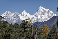 Sulla destra dell'immagine il Ganesh II, o Ganesh NW, 7118 m, visto dal nostro campo nella radura. Al centro, più basso, il Lumbo Himal e appena più a sinistra il triangolo roccioso della parte sommitale del Ganesh I, 7422 m