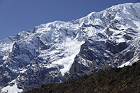 Il crestone del Buddha Himal con valanga