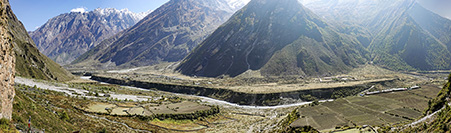 Panorama a 180° della valle di Tsum dalla grotta di Milarepa
