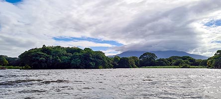 Il vulcano Mombacho dal lago Cocibolca