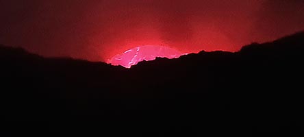 Il lago di lava sul fondo del cratere del vulcano Masaya 2